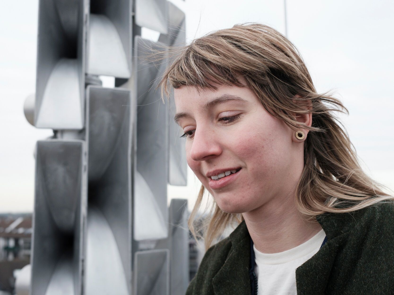 Angela de Weijer vor einer Warnsirene in Monheim am Rhein